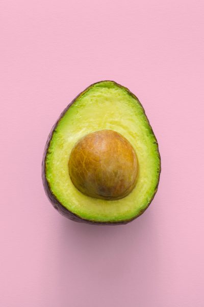 Avocado auf pinkem Hintergrund
